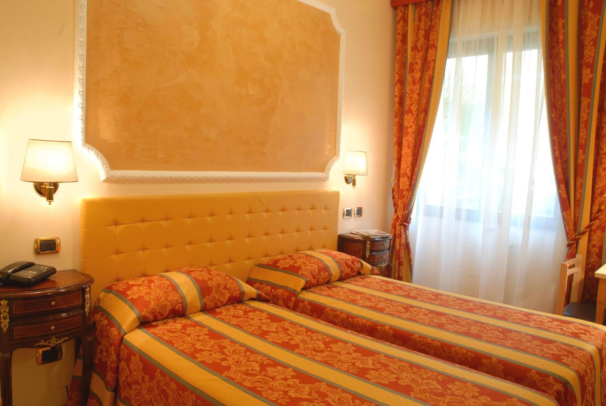 Hotel Mondial Рапалло Экстерьер фото